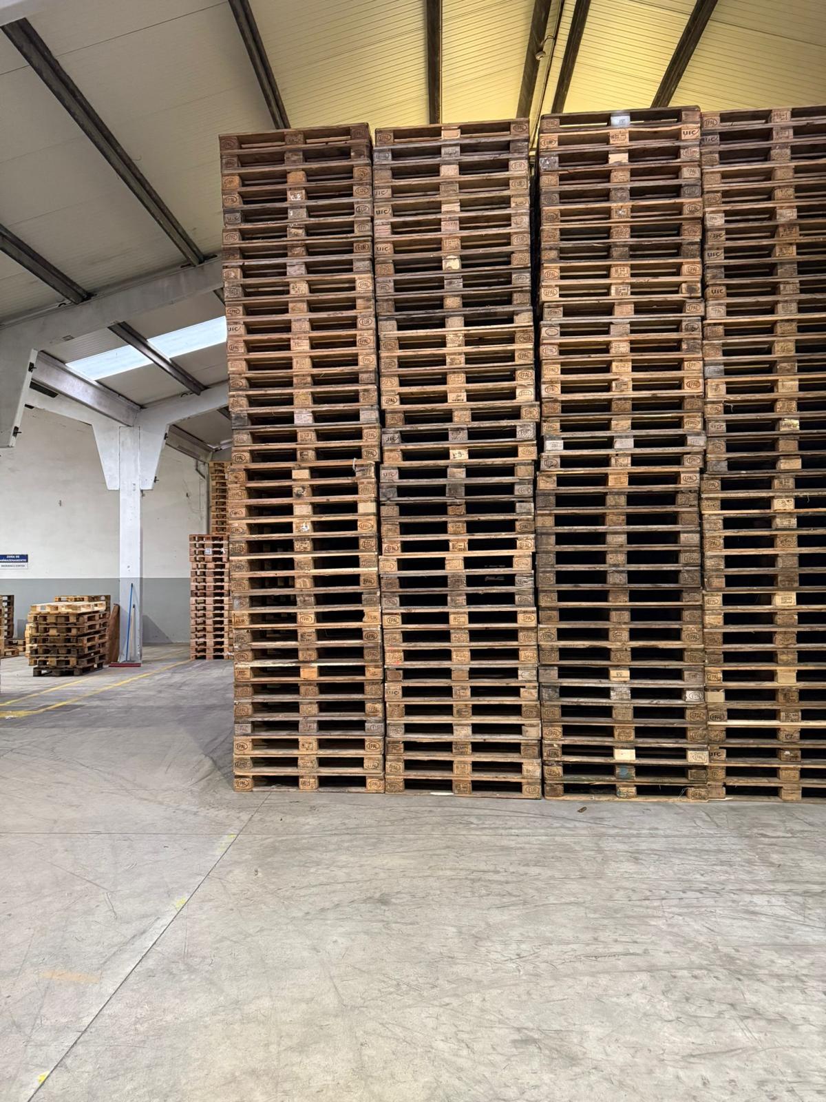 Armazém com stock de paletes